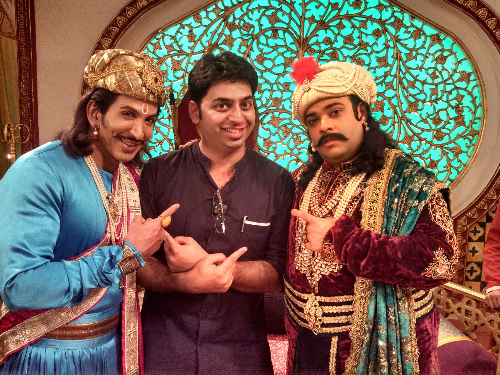 Magic Mangesh with Vishal Kotian and Kiku Sharda in costume from Akbar Birbal